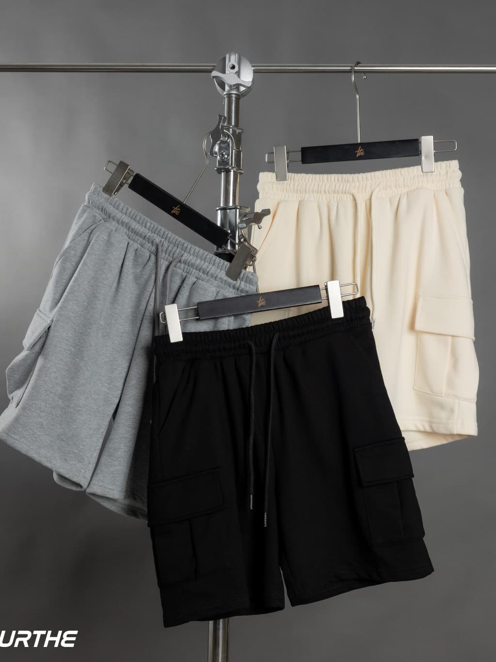 URTHE - กางเกง ขาสั้น รุ่น SWEAT SHORTS 2.0 สี ดำ เทา ครีม https://wayoza.com