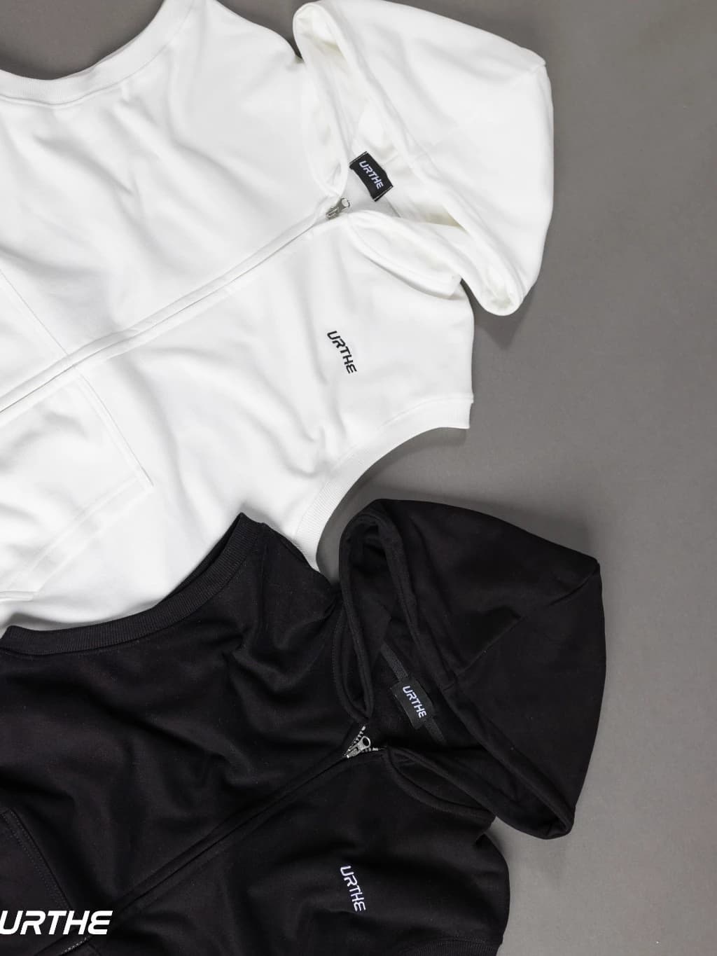 URTHE - เสื้อฮู้ด เเขนกุด รุ่น SLVL HOODIE สีดำ สีขาว https://wayoza.com