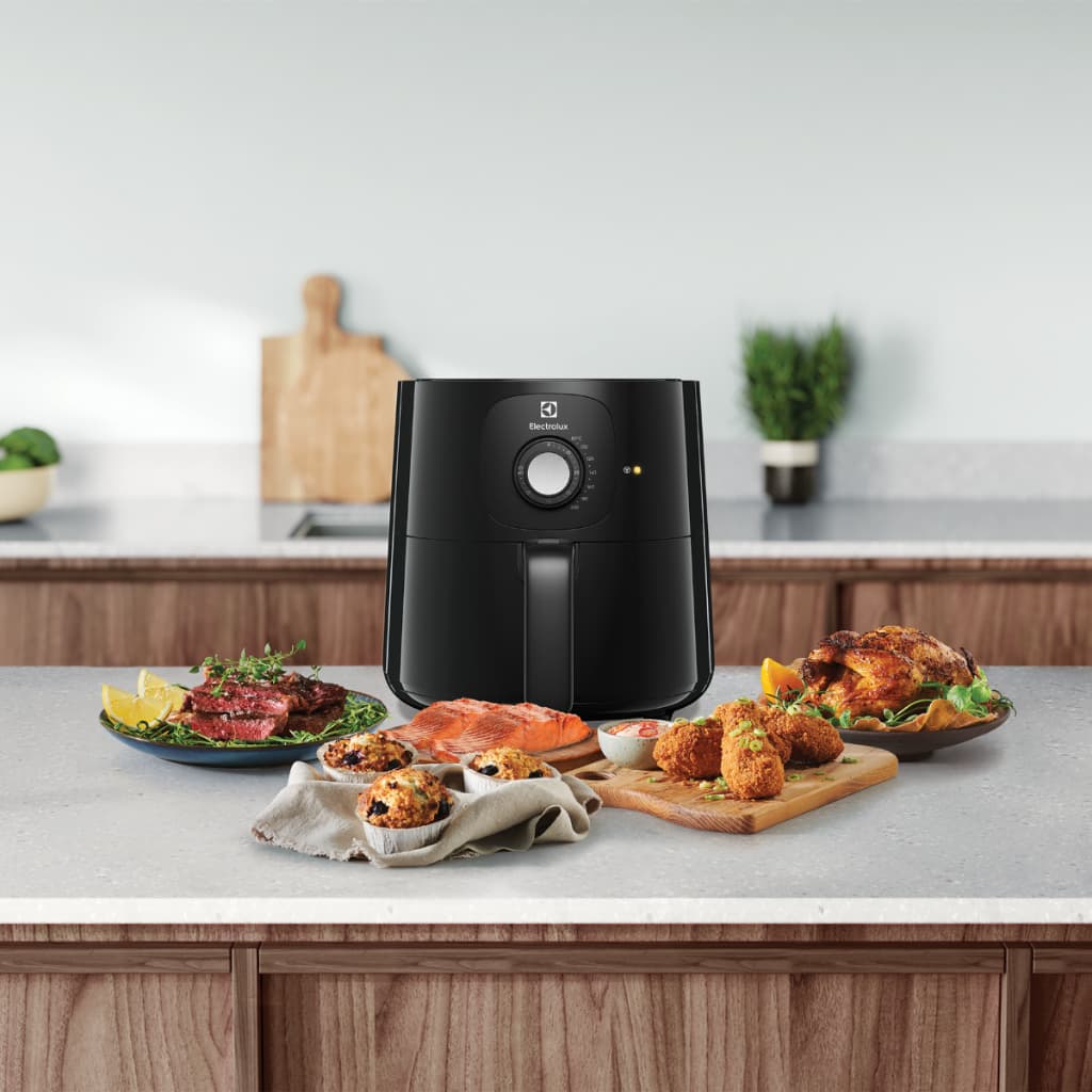 Electrolux รุ่น E3AF1-200B หม้อทอดไร้น้ำมัน UltimateTaste 300 ความจุ 5 ลิตร หม้ออบลมร้อน สีดำ https://wayoza.com