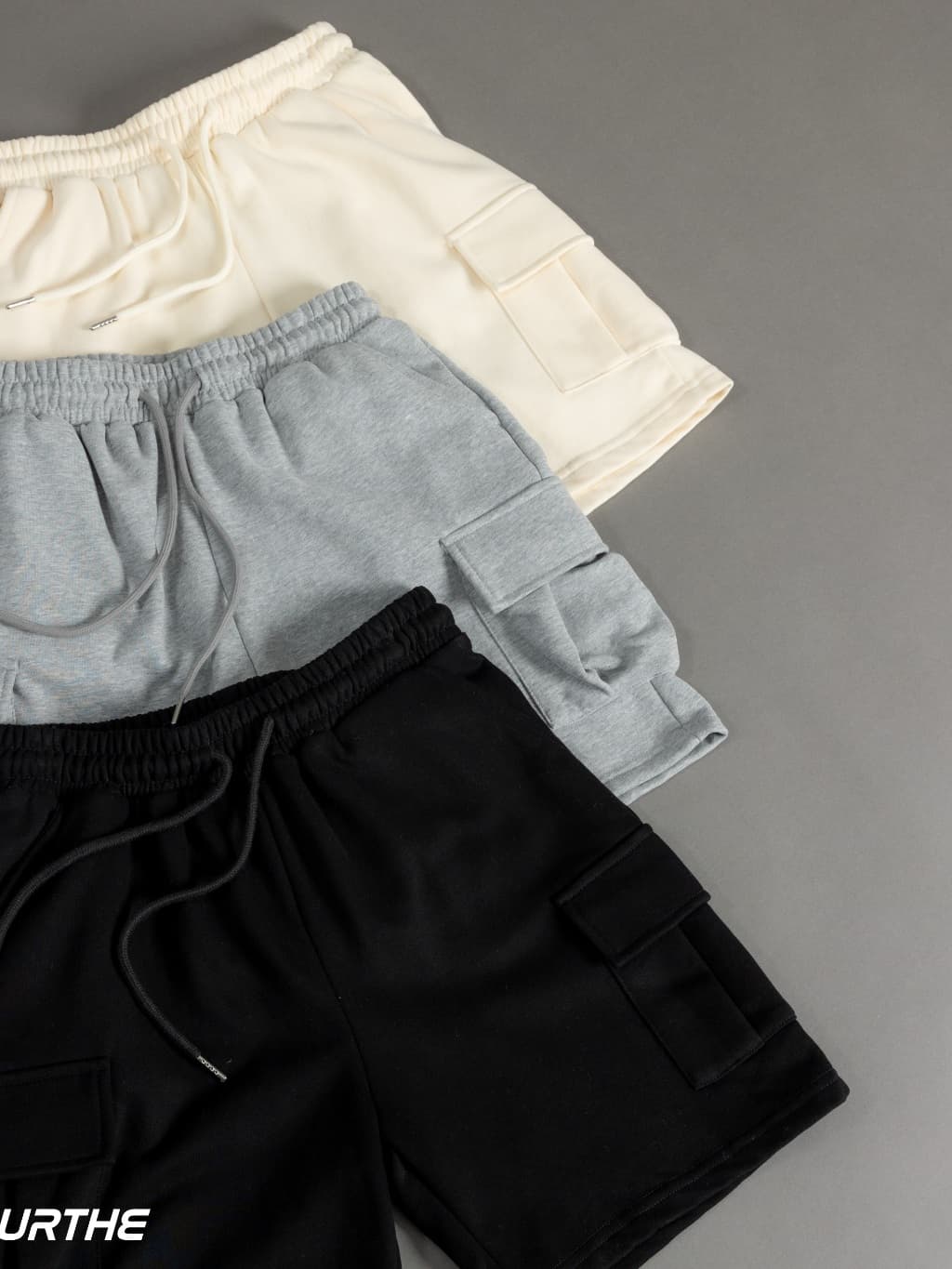 URTHE - กางเกง ขาสั้น รุ่น SWEAT SHORTS 2.0 สี ดำ เทา ครีม https://wayoza.com