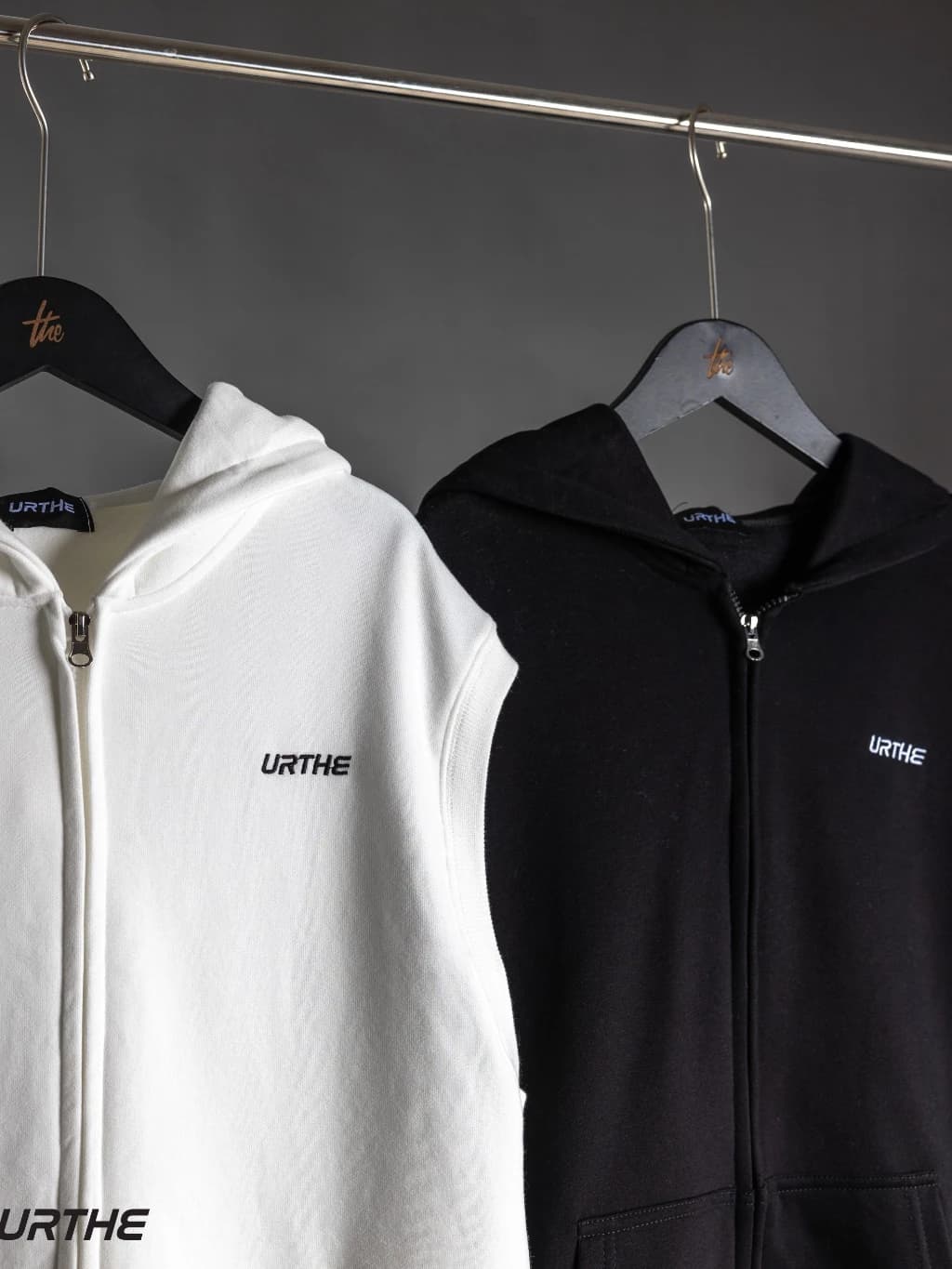 URTHE - เสื้อฮู้ด เเขนกุด รุ่น SLVL HOODIE สีดำ สีขาว https://wayoza.com