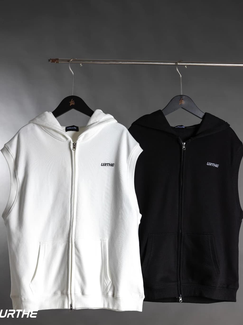 URTHE - เสื้อฮู้ด เเขนกุด รุ่น SLVL HOODIE สีดำ สีขาว https://wayoza.com