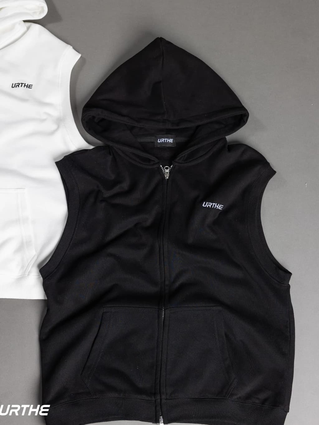 URTHE - เสื้อฮู้ด เเขนกุด รุ่น SLVL HOODIE สีดำ สีขาว https://wayoza.com