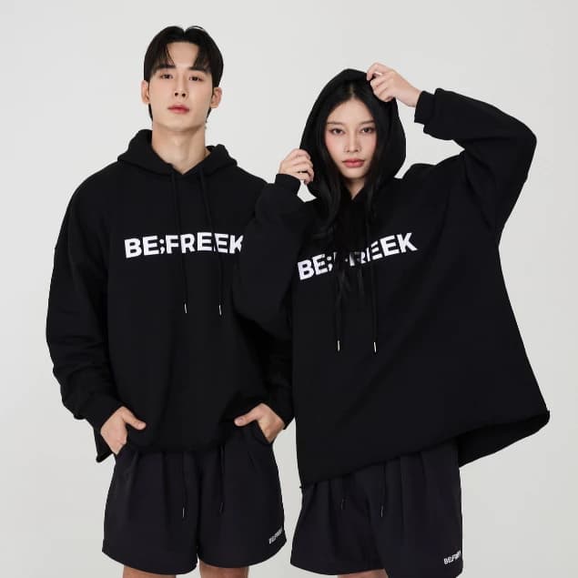 BE;FREEK BLACK Basic Logo Hoodie (Available Now) เสื้อฮู้ดดี้ โลโก้ สีดำ https://wayoza.com