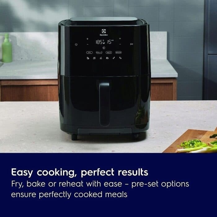 Electrolux รุ่น E7AF1-700P หม้อทอดไร้น้ำมัน UltimateTaste 700 ความจุ 6.9 ลิตร หม้ออบลมร้อน สีดำ https://wayoza.com