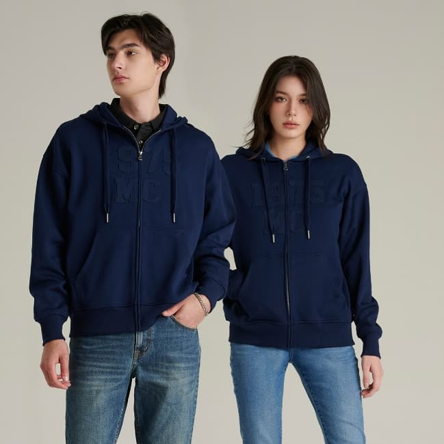 Mc JEANS เสื้อกันหนาว ฮู้ดดี้ Unisex ทรงโอเวอร์ไซส์ แขนยาว สีกรมท่า MJHZ246 ตัวอักษร 1975 ใช้เทคนิคปะผ้าสักหลาด https://wayoza.com