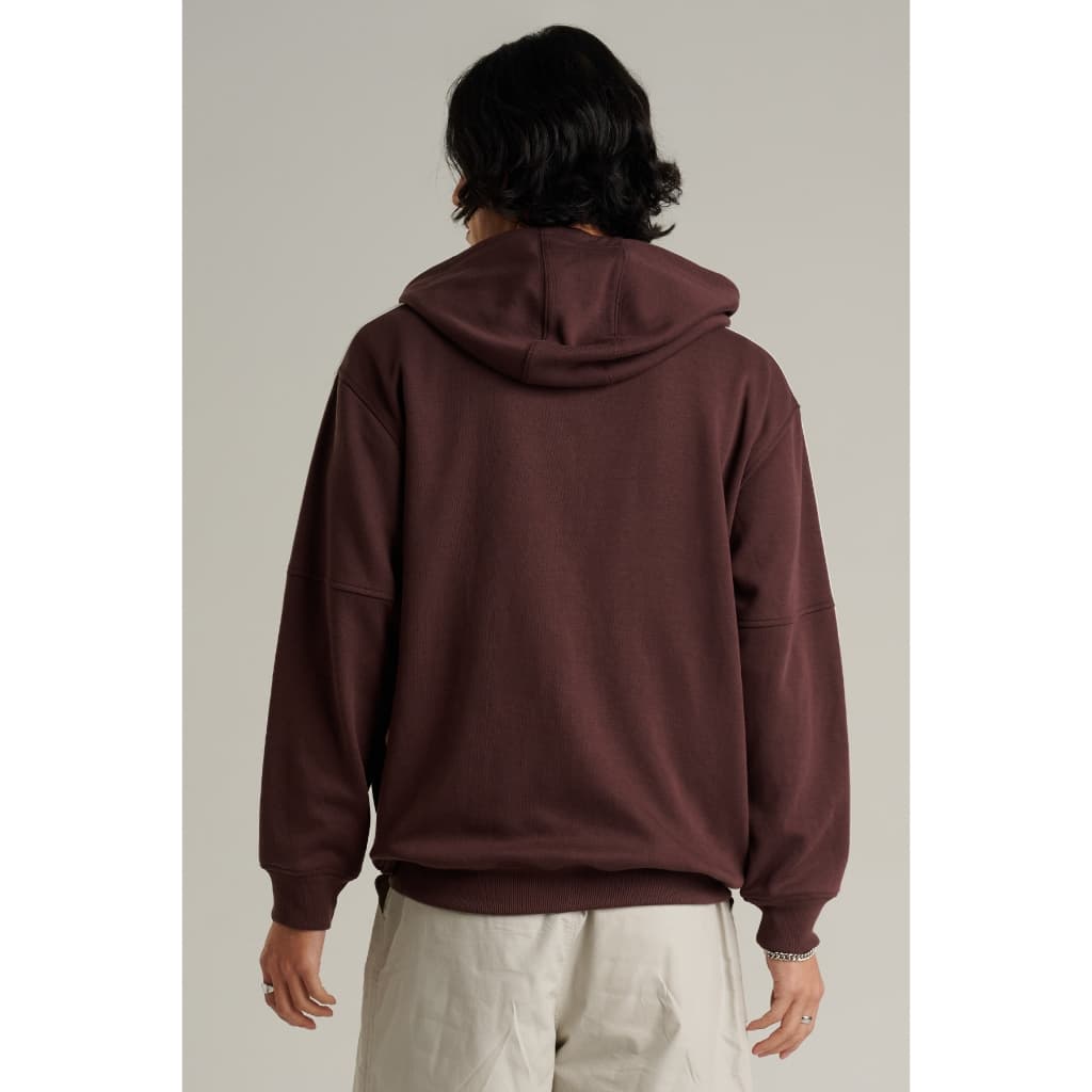 Mc JEANS เสื้อกันหนาว ฮู้ดดี้ Unisex แขนยาว สีน้ำตาล MJHZ252 ทรง REGULAR งานพิมพ์ไฮเดน Mc Jeans บนตัวเสื้อ https://wayoza.com