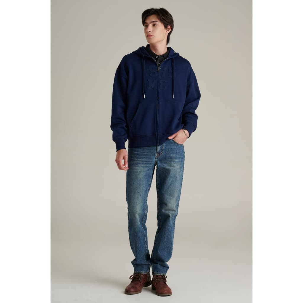 Mc JEANS เสื้อกันหนาว ฮู้ดดี้ Unisex ทรงโอเวอร์ไซส์ แขนยาว สีกรมท่า MJHZ246 ตัวอักษร 1975 ใช้เทคนิคปะผ้าสักหลาด https://wayoza.com