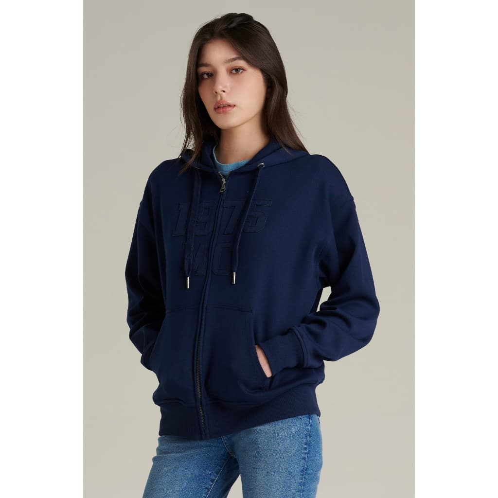 Mc JEANS เสื้อกันหนาว ฮู้ดดี้ Unisex ทรงโอเวอร์ไซส์ แขนยาว สีกรมท่า MJHZ246 ตัวอักษร 1975 ใช้เทคนิคปะผ้าสักหลาด https://wayoza.com