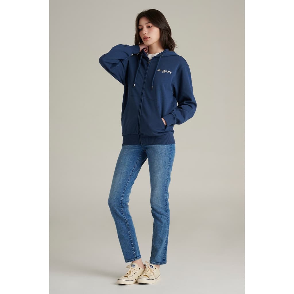 Mc JEANS เสื้อกันหนาว ฮู้ดดี้ Unisex แขนยาว สีกรมท่า MJHZ251 งานปักทั้งด้านหน้า - หลัง เนื้อผ้าสัมผัสเรียบ นุ่ม ใส่สบาย https://wayoza.com