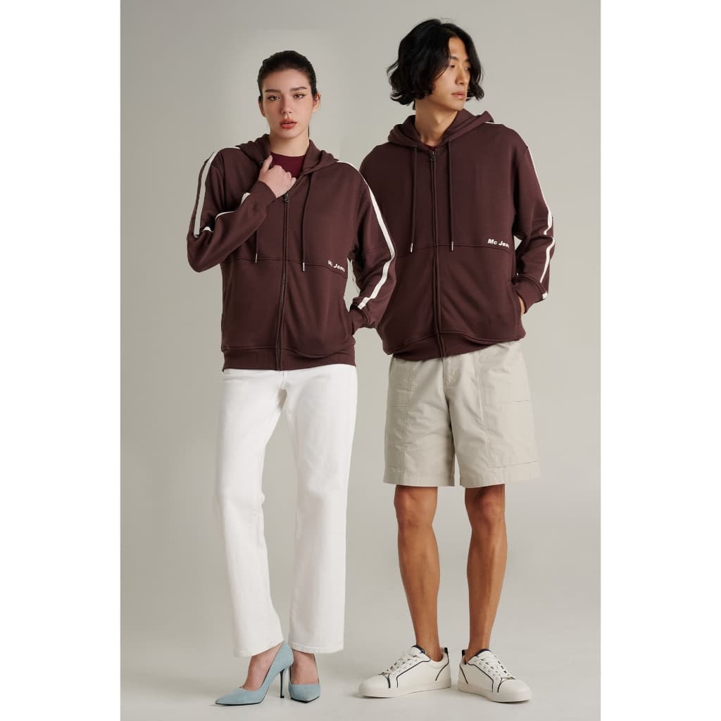 Mc JEANS เสื้อกันหนาว ฮู้ดดี้ Unisex แขนยาว สีน้ำตาล MJHZ252 ทรง REGULAR งานพิมพ์ไฮเดน Mc Jeans บนตัวเสื้อ https://wayoza.com