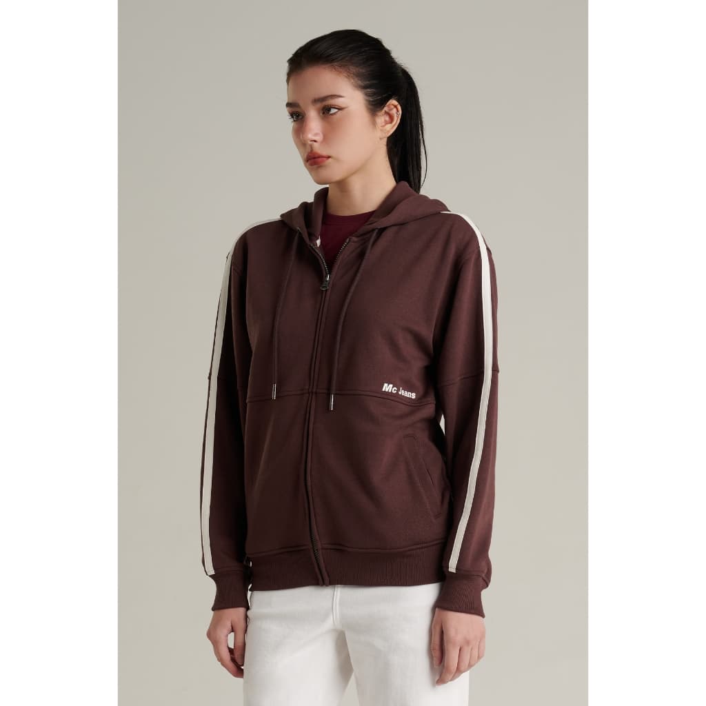 Mc JEANS เสื้อกันหนาว ฮู้ดดี้ Unisex แขนยาว สีน้ำตาล MJHZ252 ทรง REGULAR งานพิมพ์ไฮเดน Mc Jeans บนตัวเสื้อ https://wayoza.com