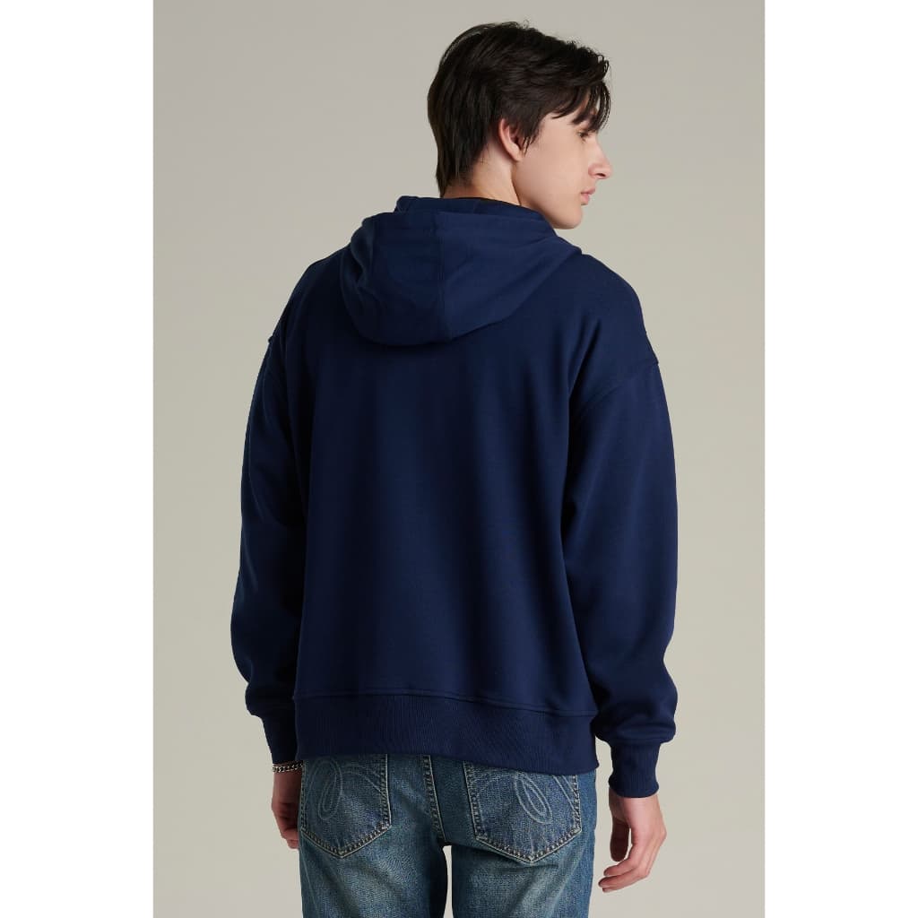 Mc JEANS เสื้อกันหนาว ฮู้ดดี้ Unisex ทรงโอเวอร์ไซส์ แขนยาว สีกรมท่า MJHZ246 ตัวอักษร 1975 ใช้เทคนิคปะผ้าสักหลาด https://wayoza.com