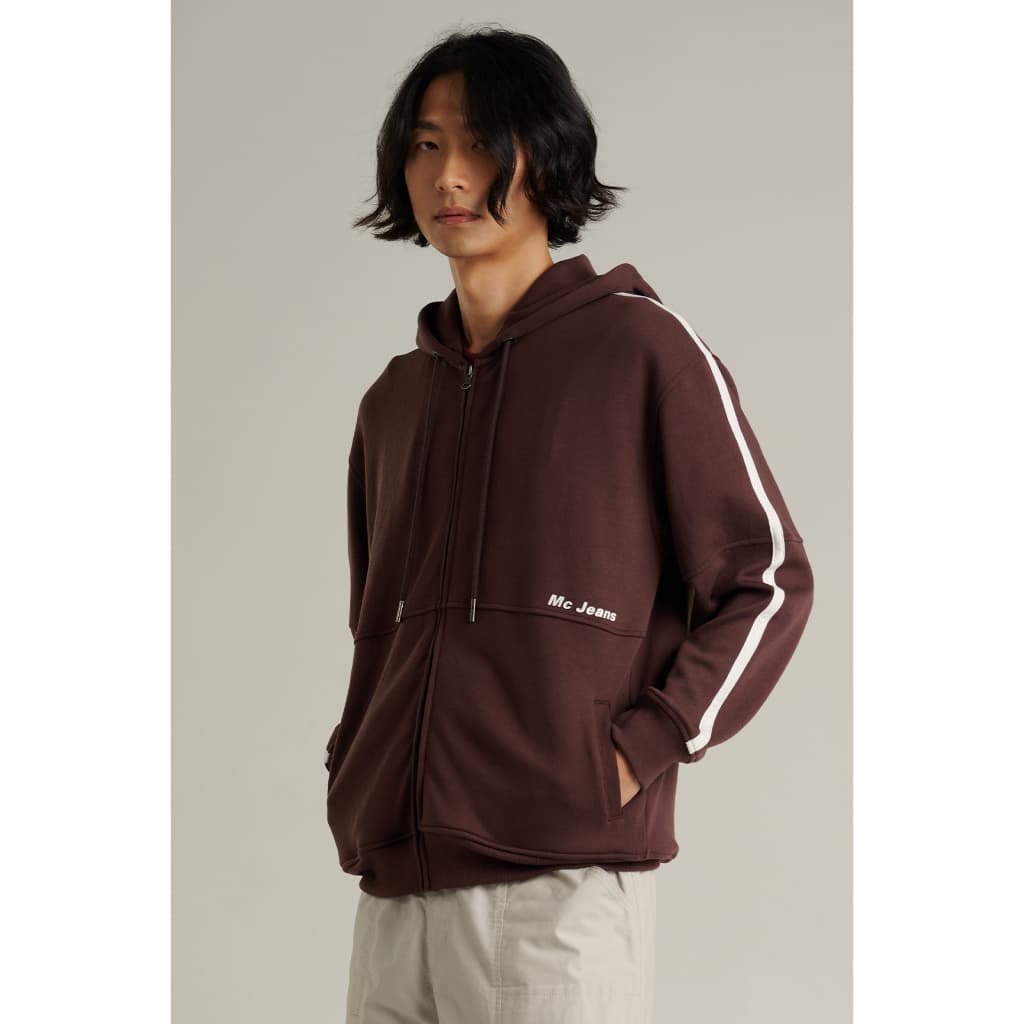 Mc JEANS เสื้อกันหนาว ฮู้ดดี้ Unisex แขนยาว สีน้ำตาล MJHZ252 ทรง REGULAR งานพิมพ์ไฮเดน Mc Jeans บนตัวเสื้อ https://wayoza.com