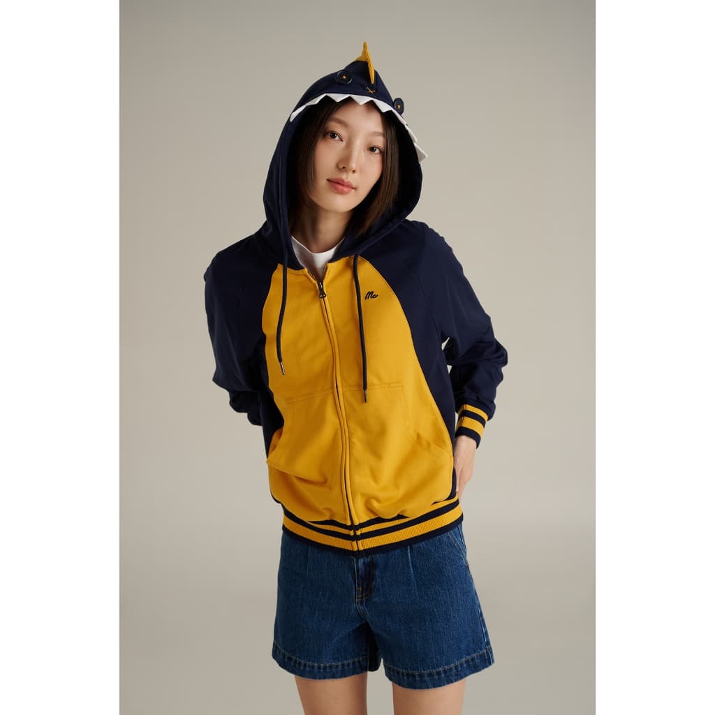 Mc JEANS Online Exclusive Dino เสื้อกันหนาว ฮู้ดดี้ Unisex แขนยาว เสื้อไดโนเสาร์ MJHP262 https://wayoza.com