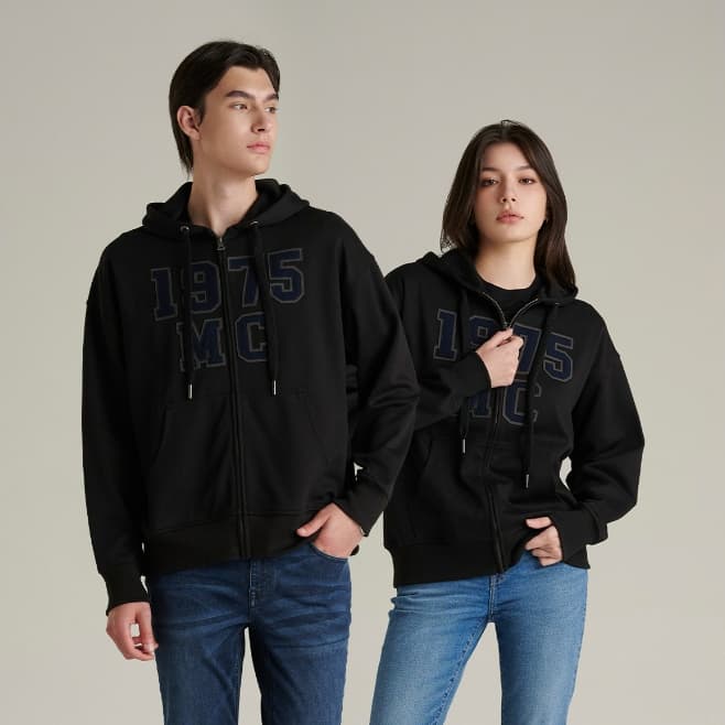 Mc JEANS เสื้อกันหนาว ฮู้ดดี้ Unisex ทรงโอเวอร์ไซส์ แขนยาว สีดำ MJHZ247 ตัวอักษร 1975 ใช้เทคนิคปะผ้าสักหลาด กรมขาว https://wayoza.com