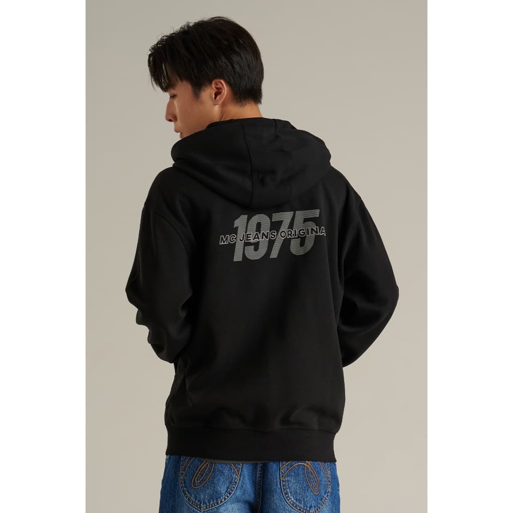 Mc JEANS เสื้อกันหนาว ฮู้ดดี้ Unisex แขนยาว สีดำ MJHZ254 ทรง REGULAR เนื้อผ้าสัมผัสนุ่มสบาย และระบายอากาศได้ดี https://wayoza.com