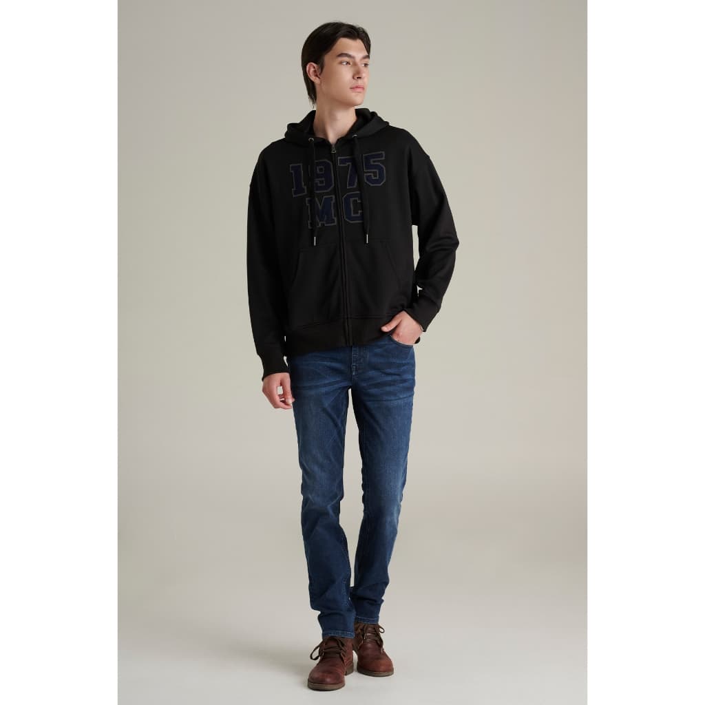 Mc JEANS เสื้อกันหนาว ฮู้ดดี้ Unisex ทรงโอเวอร์ไซส์ แขนยาว สีดำ MJHZ247 ตัวอักษร 1975 ใช้เทคนิคปะผ้าสักหลาด กรมขาว https://wayoza.com