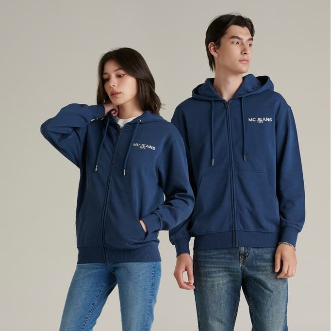 Mc JEANS เสื้อกันหนาว ฮู้ดดี้ Unisex แขนยาว สีกรมท่า MJHZ251 งานปักทั้งด้านหน้า - หลัง เนื้อผ้าสัมผัสเรียบ นุ่ม ใส่สบาย https://wayoza.com