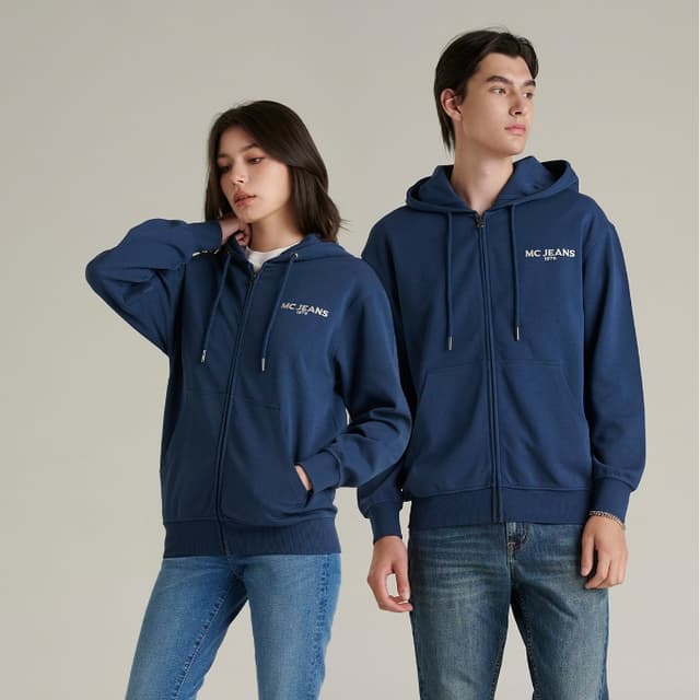 Mc JEANS เสื้อกันหนาว ฮู้ดดี้ Unisex แขนยาว สีกรมท่า MJHZ251 งานปักทั้งด้านหน้า - หลัง เนื้อผ้าสัมผัสเรียบ นุ่ม ใส่สบาย
