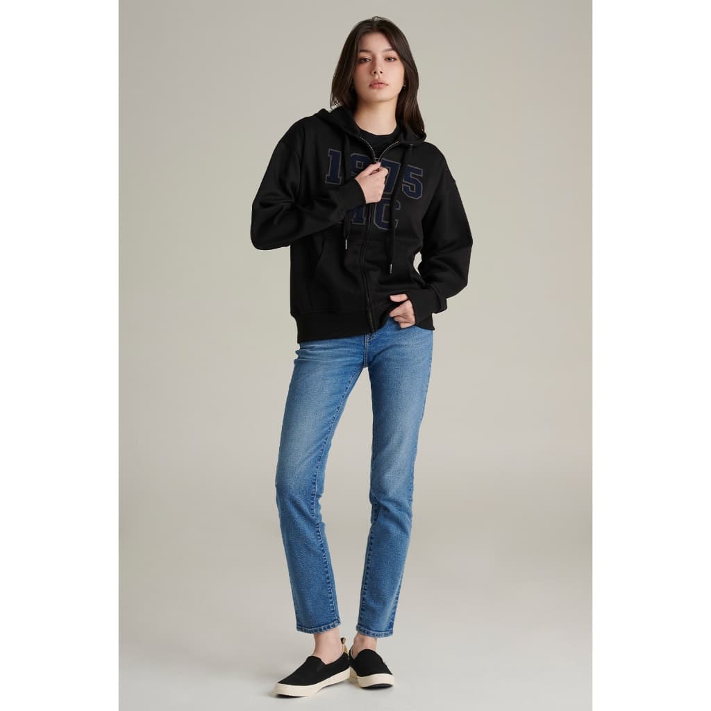 Mc JEANS เสื้อกันหนาว ฮู้ดดี้ Unisex ทรงโอเวอร์ไซส์ แขนยาว สีดำ MJHZ247 ตัวอักษร 1975 ใช้เทคนิคปะผ้าสักหลาด กรมขาว https://wayoza.com