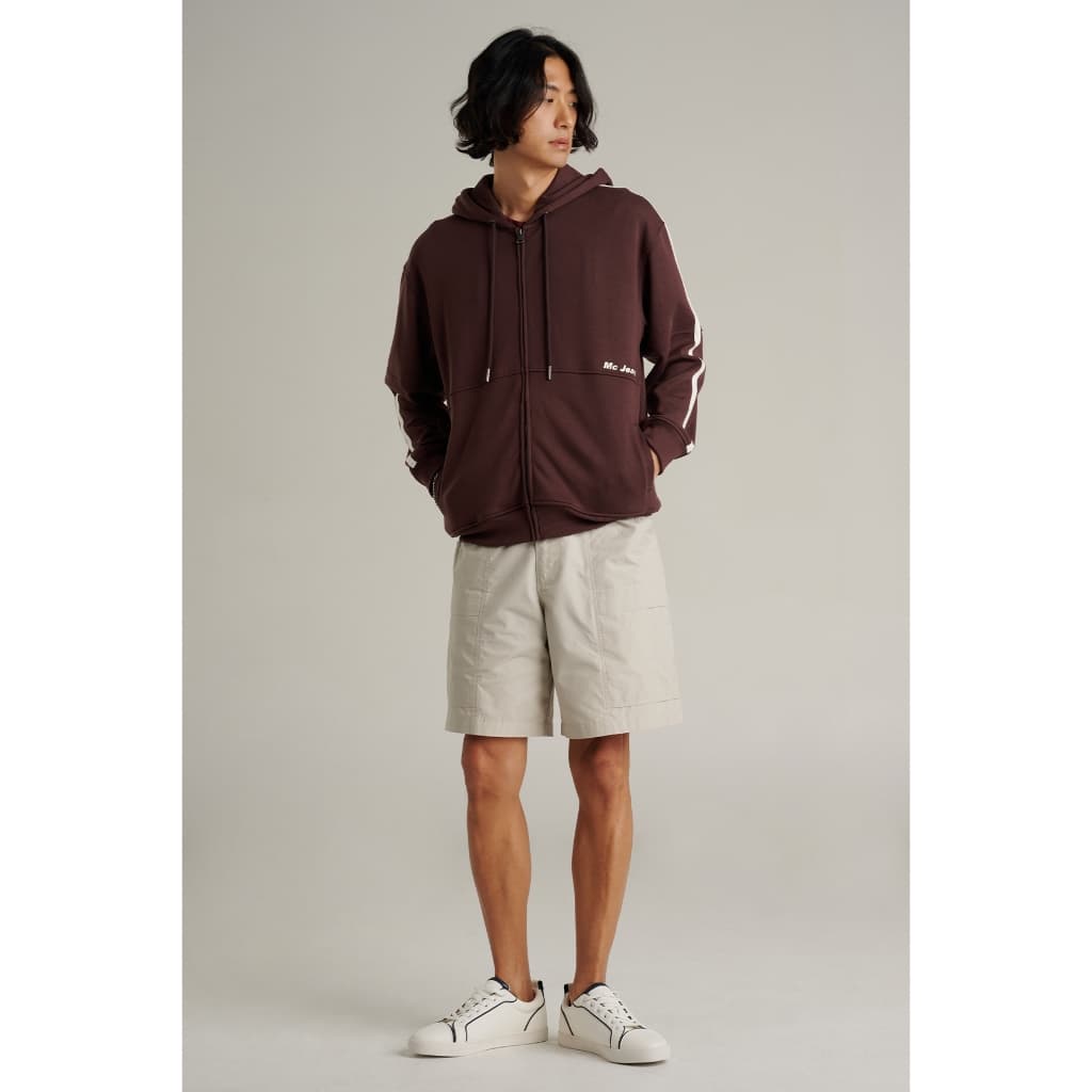 Mc JEANS เสื้อกันหนาว ฮู้ดดี้ Unisex แขนยาว สีน้ำตาล MJHZ252 ทรง REGULAR งานพิมพ์ไฮเดน Mc Jeans บนตัวเสื้อ https://wayoza.com