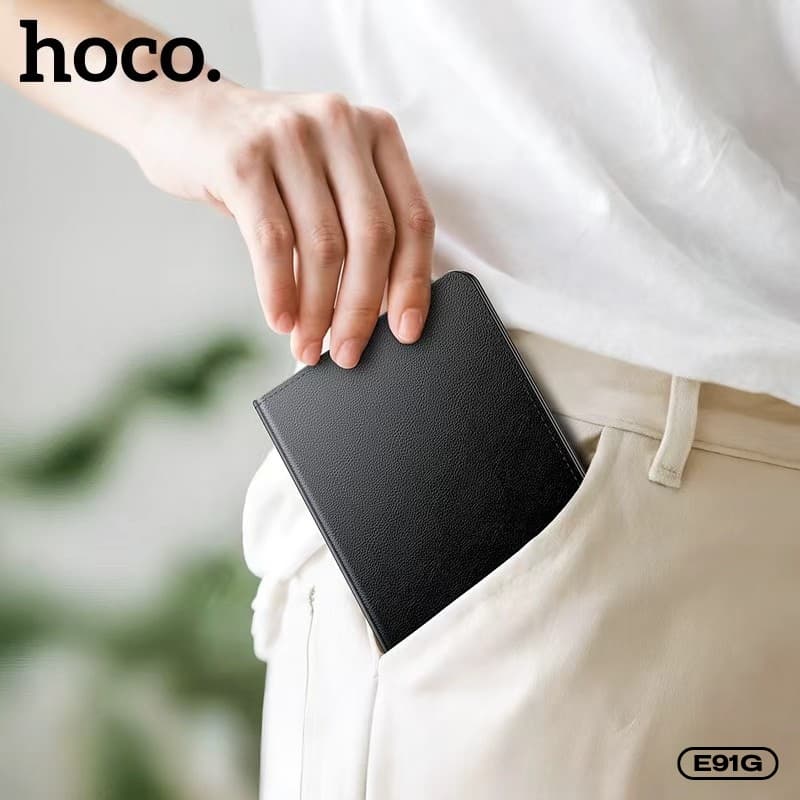 hoco รุ่น E91G ระบุตำแหน่ง GPS Tracker รูปแบบซองใส่พาสปอร์ต ช่องการใช้งาน 4 ช่อง มาพร้อมการชาร์จแบบไร้สาย รองรับเครือข่าย iOS Find My https://wayoza.com